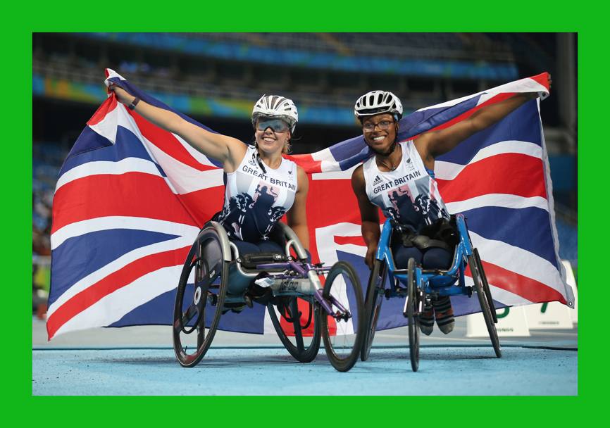 Paralimpiadi di Rio. L&#39;esultanza delle britanniche Hannah Cockroft and Kare Adenegan, oro e bronzo nella finale del 400m (Getty Images)